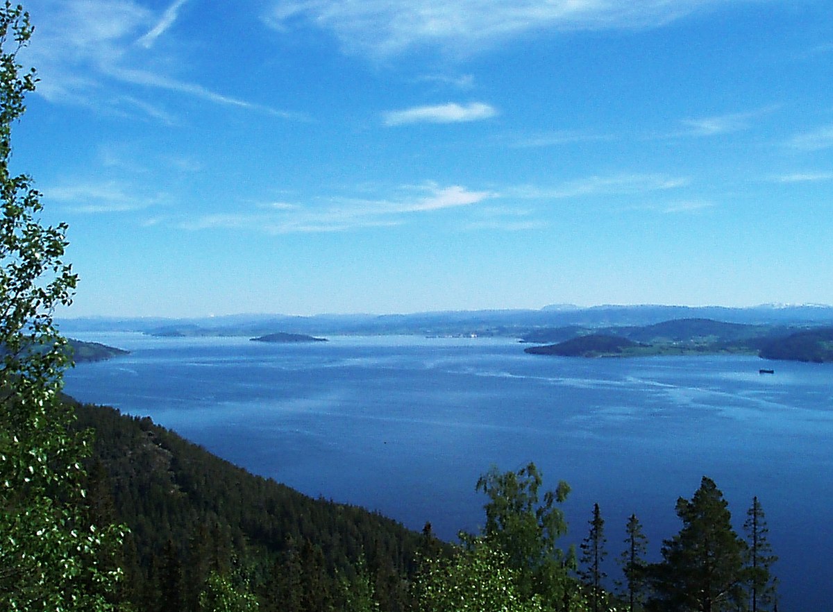 A body of water with trees around it Description automatically generated with low confidence